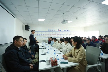 2023 он, шинэ аялал Jwell Machinery-ийн дарга ноён Хэ Жэжянгийн үйлдвэрийн нийт ажилчдад шинэ оны мэнд хүргэе!