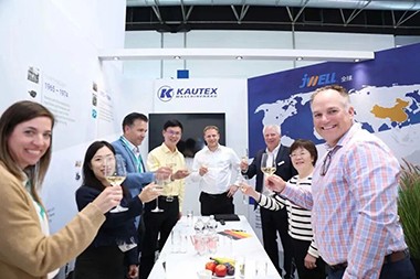 Kautex Герман K2025 дээр АНУ-ын хэрэглэгчийн радиусаас дараагийн үеийн KBB100D захиалгыг баталгаажуулж байна.